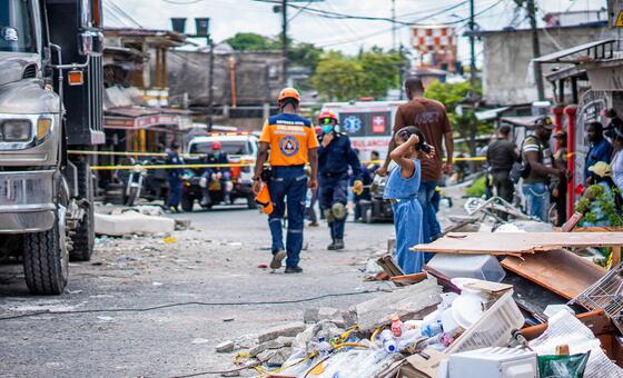 Los equipos de emergencia inspeccionan una calle llena de escombros por el terremoto en Quibdó, Chocó, Colombia.
